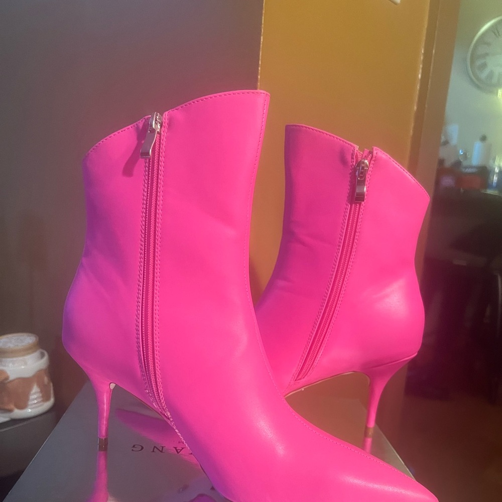 Azalea Wang NWT Stunning Barbie Influence Pink Faux Leather Stiletto Heal Boots - Picture 5 of 13